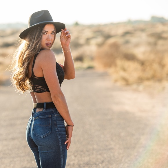 Meet your Posher, Emily - Picture 2 of 2